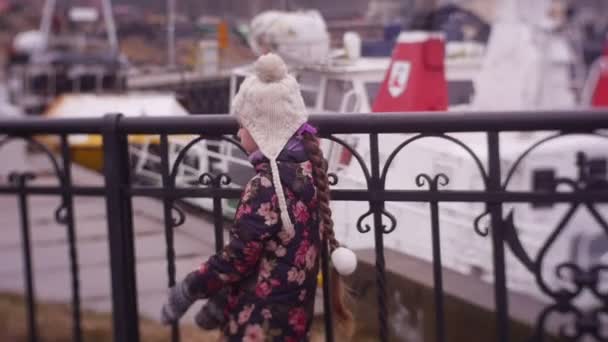 Pequena Menina Caminhar Porto Marítimo Outono Frio Dia Inverno — Vídeo de Stock