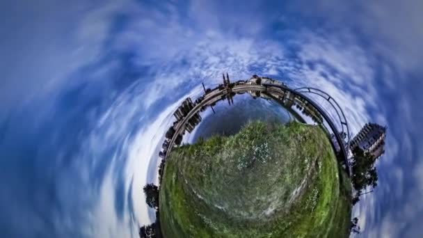 360 Graden Panorama Van Stadspark Met Rivier — Stockvideo