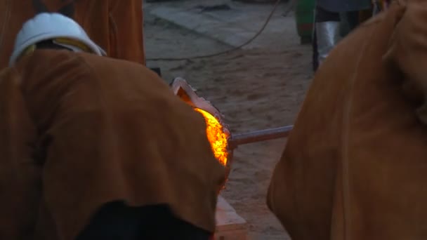 Millet Erkek Şçiler Metal Döküm Üzerinde Çalışıyor Sıvı Demir Ladle — Stok video