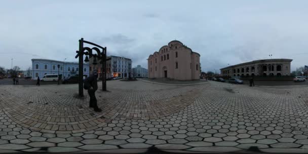 360 vr Video turista se dívá na památky zvědavě dlážděné náměstí ze smluv ročník budov v Kyjevě Downtown Backpacker viz Ukrajina — Stock video