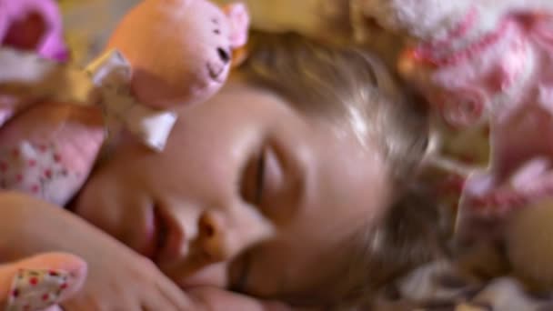 Liten Flicka Sover Sängen Hemma — Stockvideo