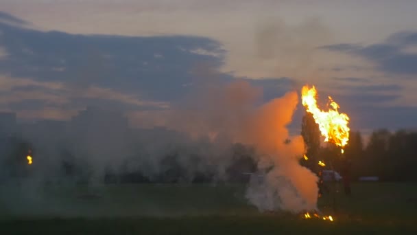 Mannen Steken Het Vuur Aan Silhouetten Bij Dusk Mannen Rennen — Stockvideo