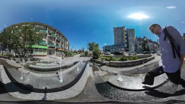 360 Stupňů Panorama Člověka Kráčet Okraji Fontány Evropském Městě Slunečného — Stock video