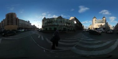 360 vr Video Backpacker arka plan trafik yol güneş setleri arkasında eski binalar kaldırımda yaya geçidi erken akşam Cityscape Turizm Ukrayna