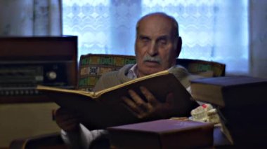 Kafkasyalı kıdemli adam evde bulanık metni okudu.