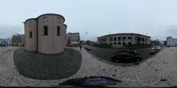 360 vr 视频人穿越合同广场拍摄在多云的冬日老复古美丽的建筑在基辅的日常生活历史部分 — 图库视频影像