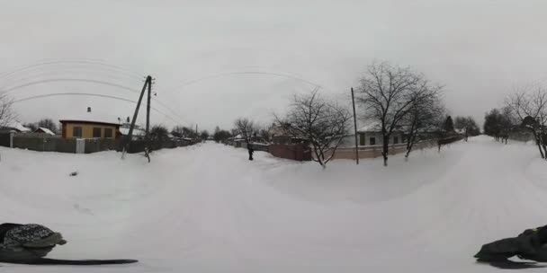 360Vr Vídeo Paseo Turístico Por La Calle Del Pueblo Paisaje Rural De Invierno El propietario está Paleando Nieve Cerca de Su Casa Naturaleza de Ucrania Konotop en el Día Nublado — Vídeo de stock