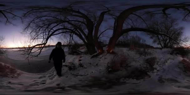 360 Derece Insan Manzarası Kış Akşamı Nehir Kıyısında Yürüyor — Stok video