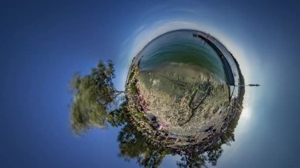 360 Stopni Panorama Ludzi Odpocząć Wybrzeżu Rzeki — Wideo stockowe