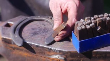 Güzel Çelik Nal 'ın Erkek Demirci Üretimi