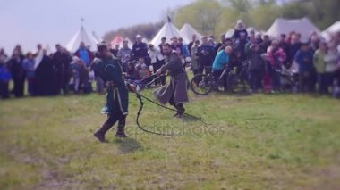 Erkekler birbirlerini kamçı tarafından yener