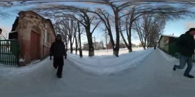 360vr Video turistik Saint Nicholas gün Konotop eski binalar Street yayalar il Cityscape filme Kışlıklar kaldırım adam tarafından yürüyüş