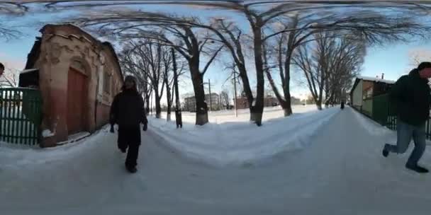 360Vr Video Giornata turistica di San Nicola a Konotop Edifici obsoleti I pedoni di strada camminano di fianco all'uomo invernale che filma il paesaggio urbano provinciale — Video Stock