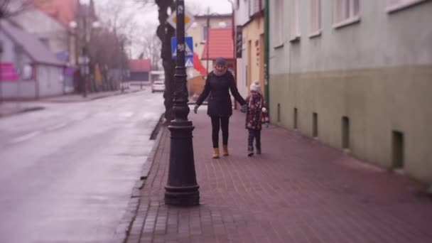 Mãe Filha Caminham Rua Cidade Outono Frio Dia Inverno — Vídeo de Stock