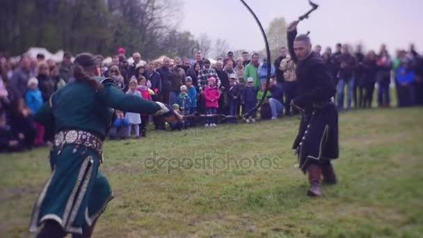 Walczą z pijanym uczestników festiwalu — Wideo stockowe