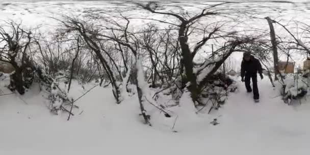 360vr człowiek wideo w chłodny Park śnieżny człowiek chodzenie pod gołe gałęzi drzew w wiejski krajobraz natura Konotopem Ukraina w zimowe domy na horyzoncie — Wideo stockowe