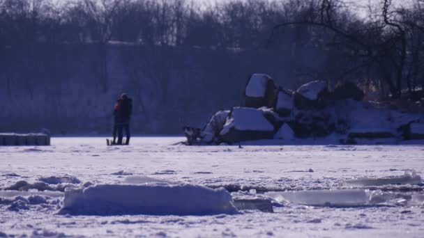 Озеро Покрытое Снегом Люди Ходят Один День Некоторые Люди Бегут — стоковое видео