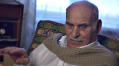 Kafkasyalı kıdemli adam evde bulanık metni okudu.