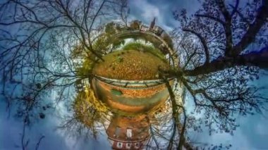 Sonbahar sezonunda şehir parkının 360 derecelik manzarası