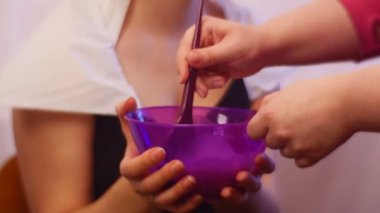 Stilist Renk ve Geliştiriciyi Fırça ile Harmanlıyor. Müşteri, Genç Kadın Liquid ile Purple Bowl tutuyor. Kuaför boyayı hazırlıyor. Ev Saçları Rengi. Saç nasıl boyanır
