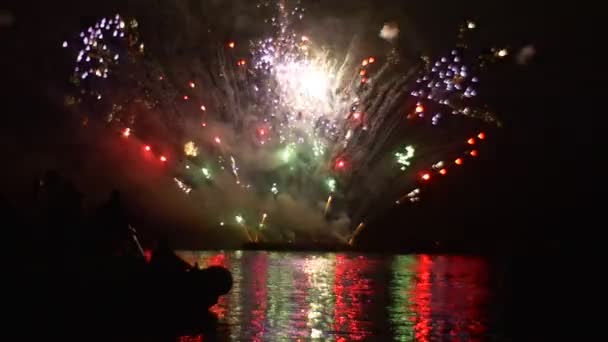 Pessoas Barco Estão Admirando Assistindo Fogo Artifício — Vídeo de Stock