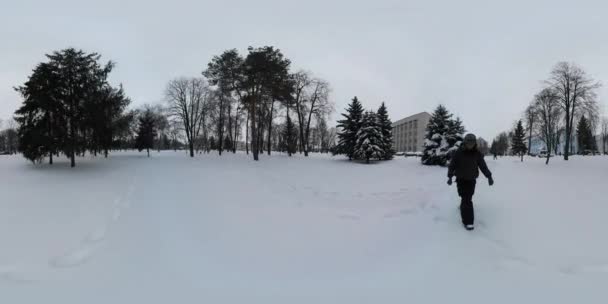360 Vr Видео семьи в зимний снежный парк праздники на открытом воздухе Детство Sweet Memories Люди идут в концертный зал человек снимает сцену в холодный день — стоковое видео