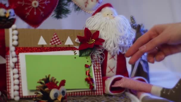 Csodálatos Karácsonyi Diavetítés Kártyák Képkeretek Veszik Bagoly Játékok Készült Fenyőtoboz — Stock videók