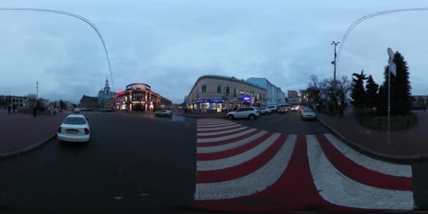 360 vr Video kırmızı ve beyaz yaya geçidi otomobil tahrik yakındaki Meydanı, sözleşmeleri Kiev şehir merkezinde Cityscape aydınlatılmış binalar bir ufuk bulutlu akşam — Stok video