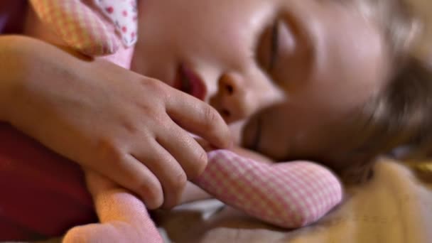 Petite Fille Dormant Sur Lit Maison — Video