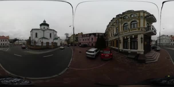 360 vr Videopanorama der Straße in Kiev Innenstadt Vertrag Platz in bewölkten Tag alte gelb gestrichene Gebäude Kirche und Wohnhäuser Geschichte und Kunst — Stockvideo