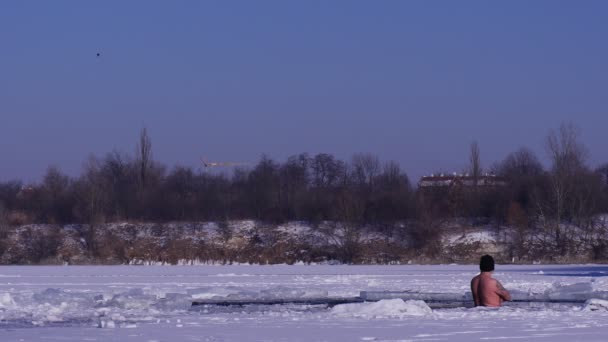 Hombre Bañándose Agujero Del Lago Congelado Invierno — Vídeos de Stock