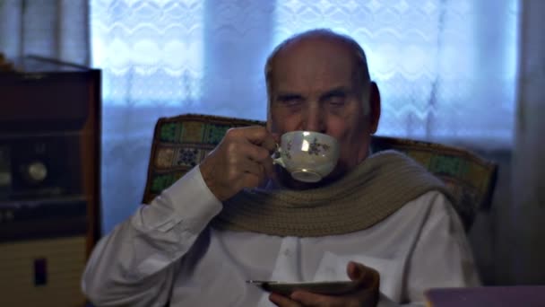 Homem Caucasiano Sênior Bebendo Chá Casa — Vídeo de Stock