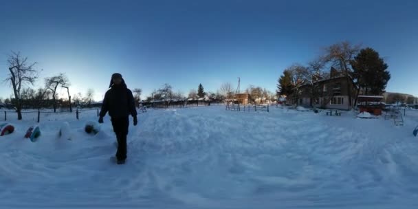 360Vr Homem de Vídeo Filmando Jardim de Infância Infância Infantil no Inverno Panorama Pequenos Edifícios Não Pessoas Ao Ar Livre Frosty Sunny Day Sun Sets Behind Horizon — Vídeo de Stock