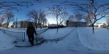 360vr Video adam filme eski yenilenmiş boyalı binalar il Cityscape Downtown kameraman güneşli kış günü kış yürüyüş gezi, mavi gökyüzü