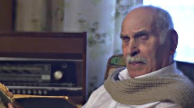 Kafkasyalı kıdemli adam evde bulanık metni okudu.
