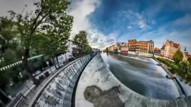 Nehirli Avrupa şehrinin 360 derecelik VR panoraması