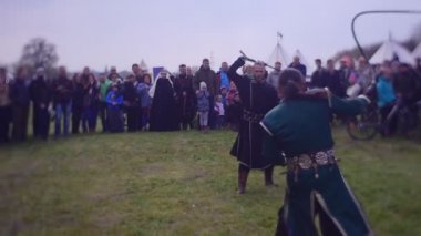 İki savaşçı şiddetli kavga yakınsadı