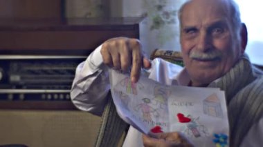 Kafkasyalı kıdemli adam evde bulanık metni okudu.