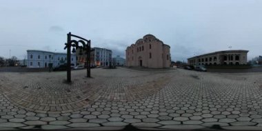 360 vr Video görünümü, sözleşme kare kaldırım taşı döşeli Kiev Downtown'da bulutlu karlı gün eski güzel binalar tarihi bölümü, Kiev mimari anıtları