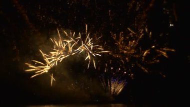 Grand Firework Parıldıyor, Pyrotechnics Show, Gürültü, Işık, Duman. Büyük ölçekte etkinlik, büyük ölçekte kutlama, romantik bir akşam, birlikte güzel vakit geçirme, kadınlar için hediye. Duyguların Patlaması