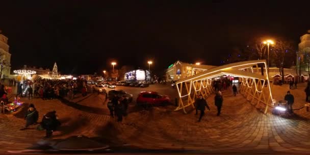 360 vr Video Crowded Sophia Square Kiev La víspera de Navidad está decorada con luces y guirnaldas Catedral y campanario La gente en el cielo nocturno amarillo de luz suave — Vídeo de stock
