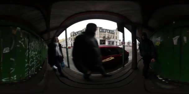 360 vr Video Saint Nicholas Day in Kiev mensen lopen door veiligheid Tunnel Panorama van straat in Kiev Downtown Contract Square saai bewolkte dag vuile Cityscape — Stockvideo