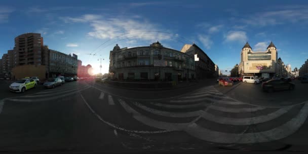 360 vr Video Transportation Traffic on Road Sun Sets Behind Old Buildings Sidewalk Road Signs Crosswalk Evening Cityscape Tourism in Ukraine Tour to Kiev — Stock Video