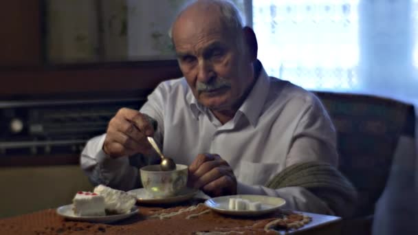 Senior Kaukasische Man Die Thuis Thee Drinkt Taart Eet — Stockvideo