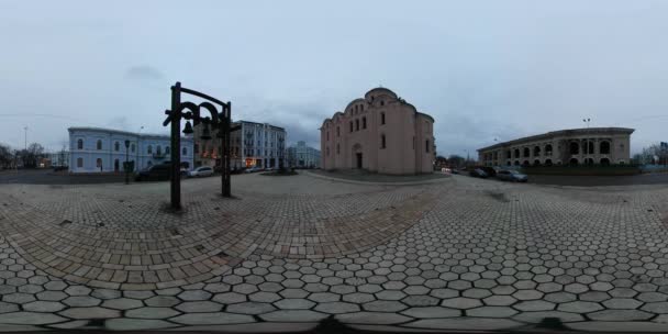360 vr Video-Ansicht des Vertrags quadratischen Kopfsteinpflaster Kiev Innenstadt in bewölkten winterlichen Tag alte schöne Gebäude historischen Teil Kiews Architekturdenkmäler