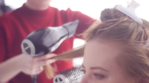 发型师为客户的头发的末端染色 护发贴士 慢动作造型师的手靠拢 红衫女 顶部被剪断了 美发师理发理发 — 图库视频影像