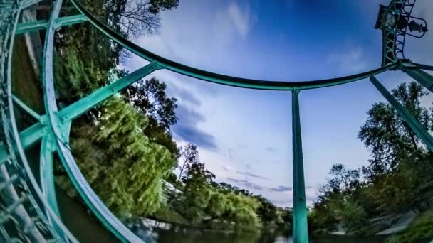 Kaninchenloch Planet 360 Grad Brücke Straße weit weg Sommerpark am kleinen Fluss kühlen Abend Menschen sind zu Fuß über Fluss städtische Ökologie Abendlandschaft — Stockvideo