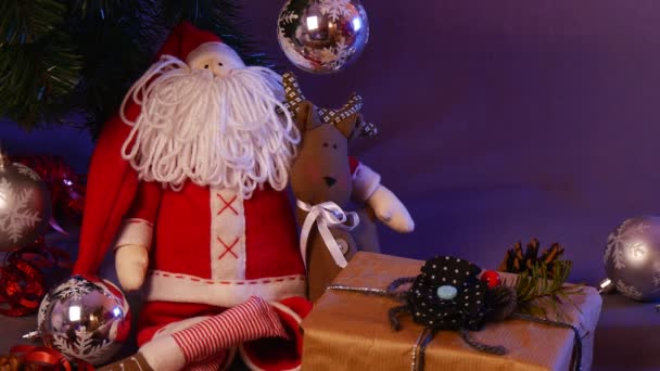 Świąteczna Boże Narodzenie Zabawki Podejmowane Umieścić Pod Jodły Wśród Nich — Wideo stockowe