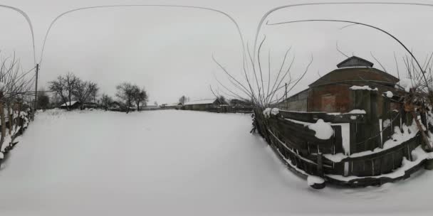 360vr Video authentische ukrainische Dorflandschaft Provinz winterlichen Garten mit seinem Boden mit Schnee umzäunt mit alten hölzernen Palisaden verlassenen Haus bedeckt — Stockvideo