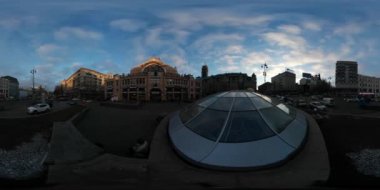 360 vr Video çeşme kapalı sıcak kış günbatımı arabalar vardır tarafından geçen eski binalar tahrik tarafından yol ulaşım trafik Cityscape mavi gökyüzü cennet olduğunu